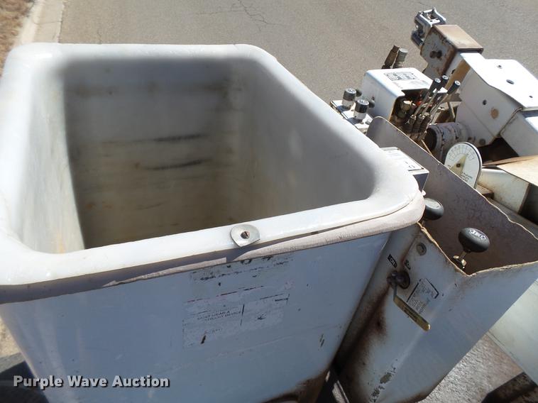 image for item DD1231 2000 GMC C7500 bucket truck