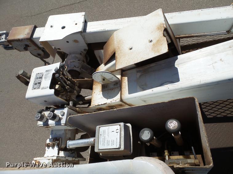 image for item DD1231 2000 GMC C7500 bucket truck