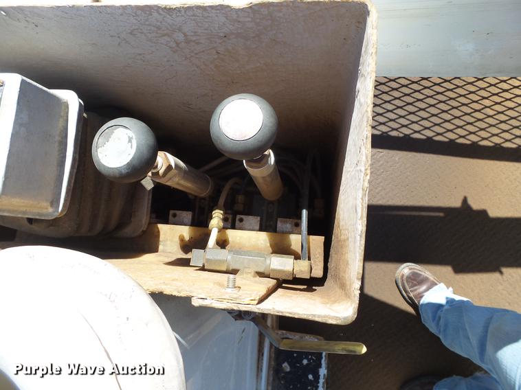 image for item DD1231 2000 GMC C7500 bucket truck