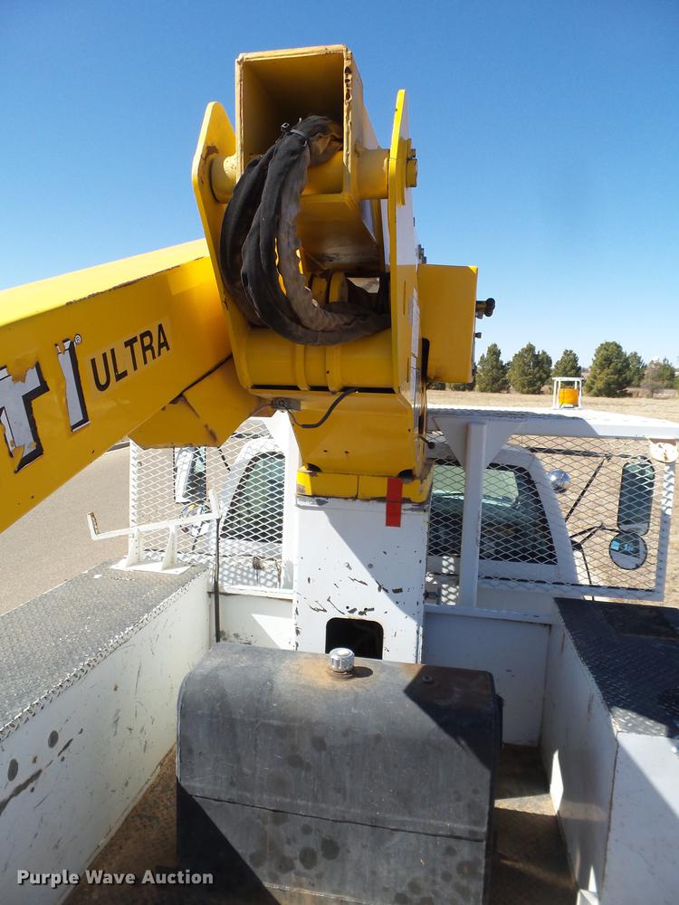 image for item DD1231 2000 GMC C7500 bucket truck