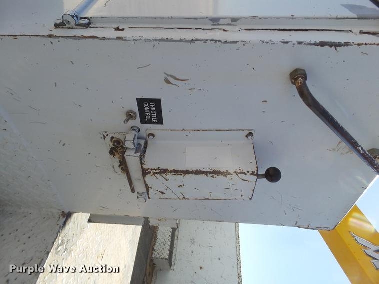 image for item DD1231 2000 GMC C7500 bucket truck