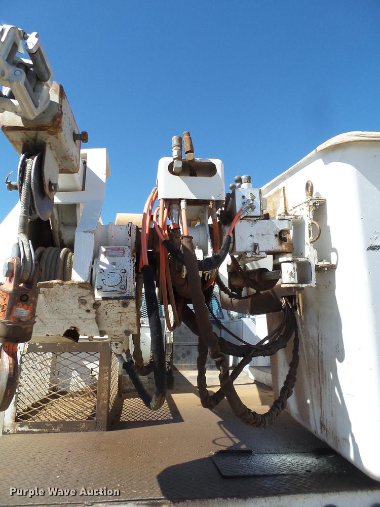 image for item DD1231 2000 GMC C7500 bucket truck