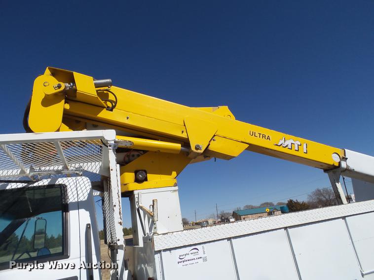 image for item DD1231 2000 GMC C7500 bucket truck