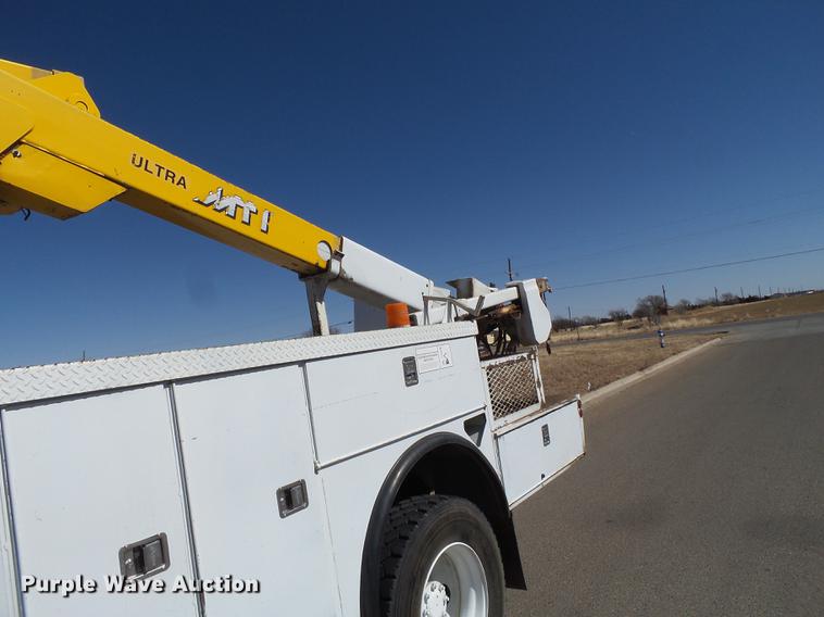 image for item DD1231 2000 GMC C7500 bucket truck