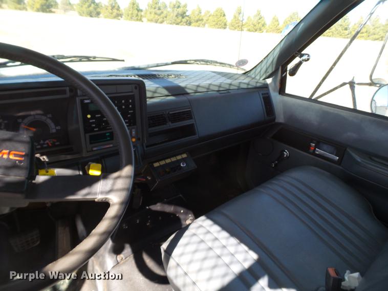 image for item DD1231 2000 GMC C7500 bucket truck