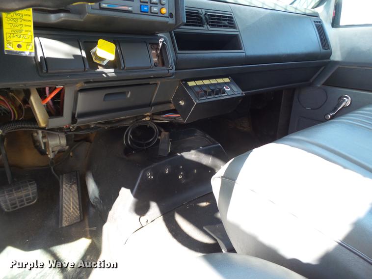 image for item DD1231 2000 GMC C7500 bucket truck