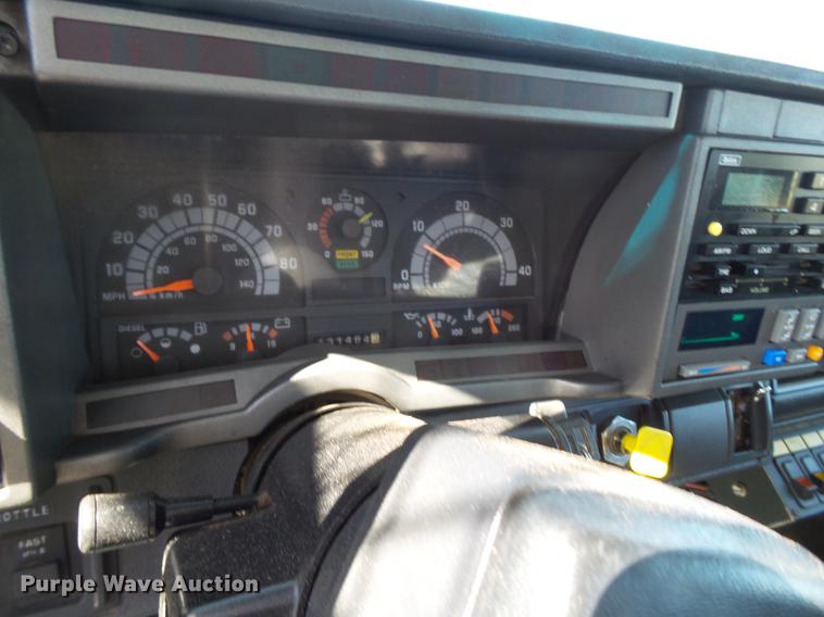 image for item DD1231 2000 GMC C7500 bucket truck