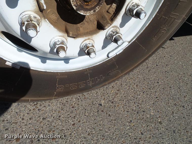 image for item DD1231 2000 GMC C7500 bucket truck