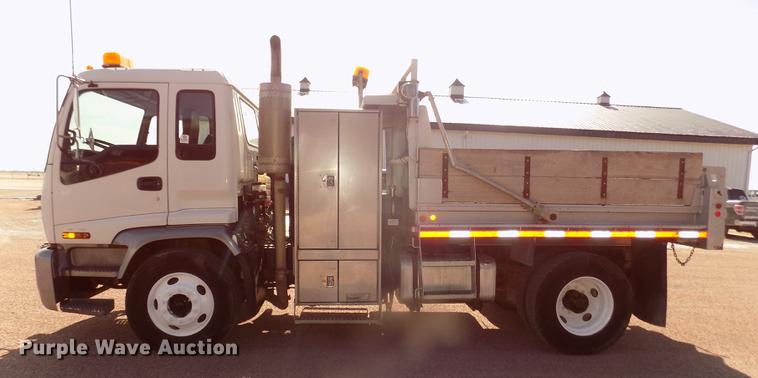 image for item DD2881 2004 GMC T7500 dump truck