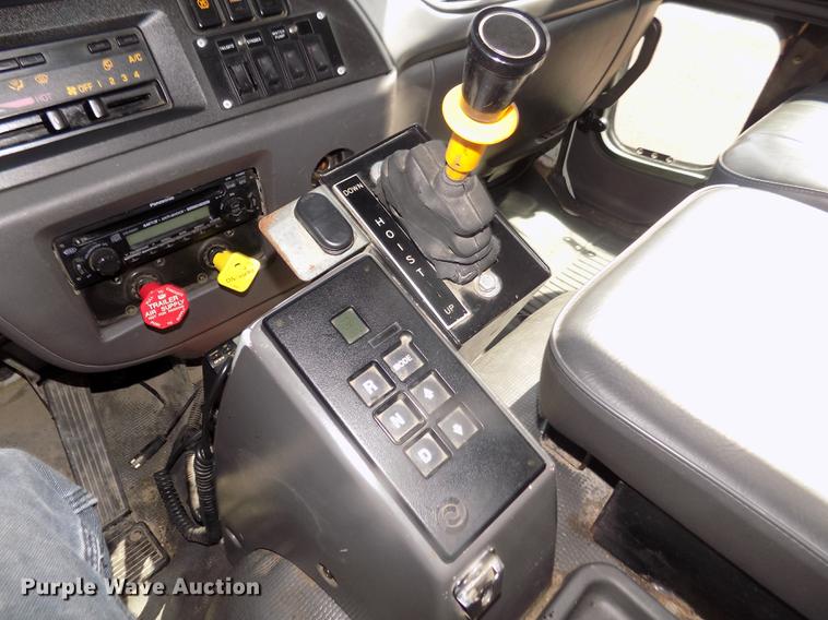 image for item DD2881 2004 GMC T7500 dump truck