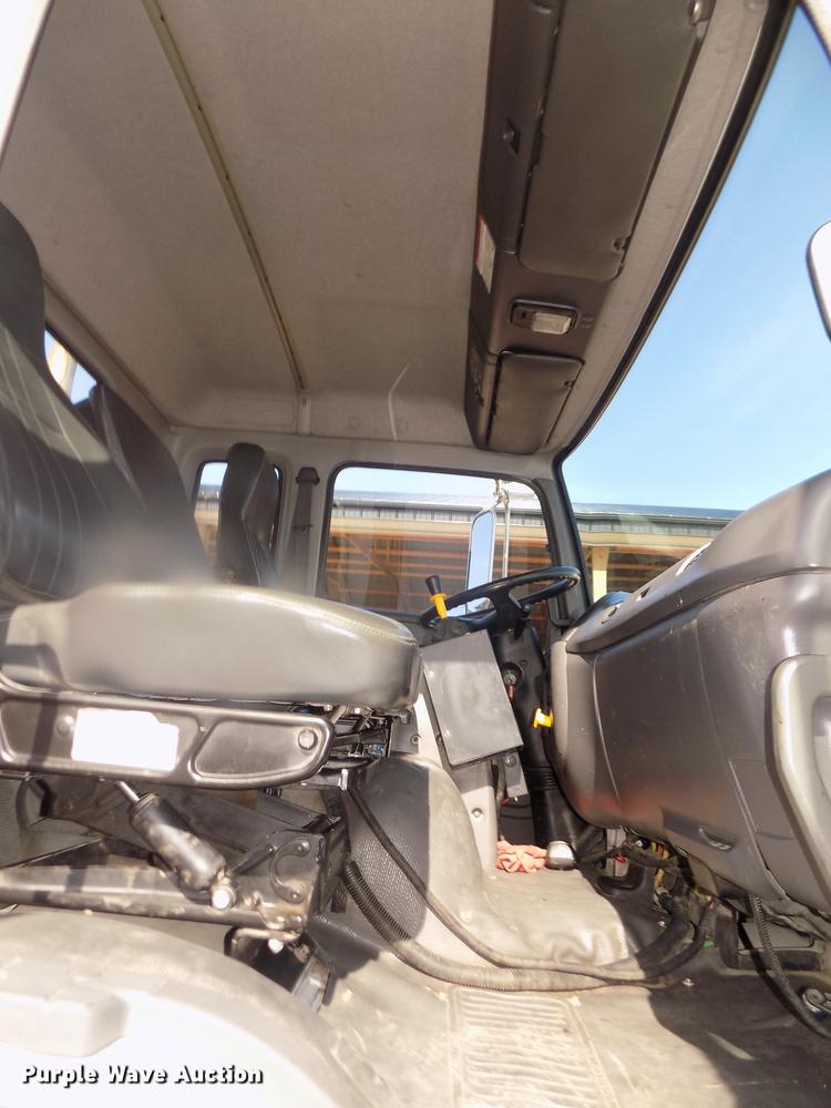 image for item DD2881 2004 GMC T7500 dump truck