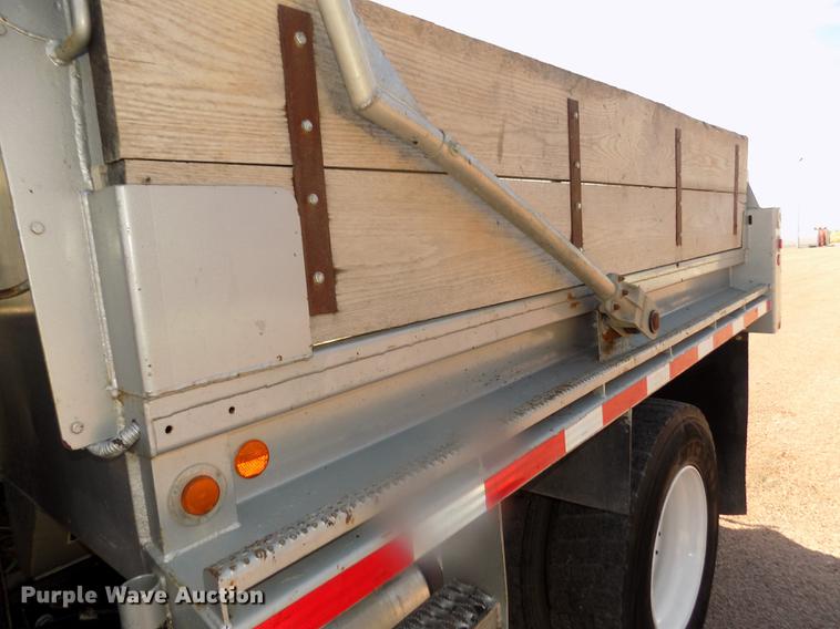 image for item DD2881 2004 GMC T7500 dump truck