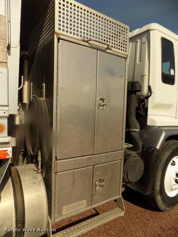 image for item DD2881 2004 GMC T7500 dump truck