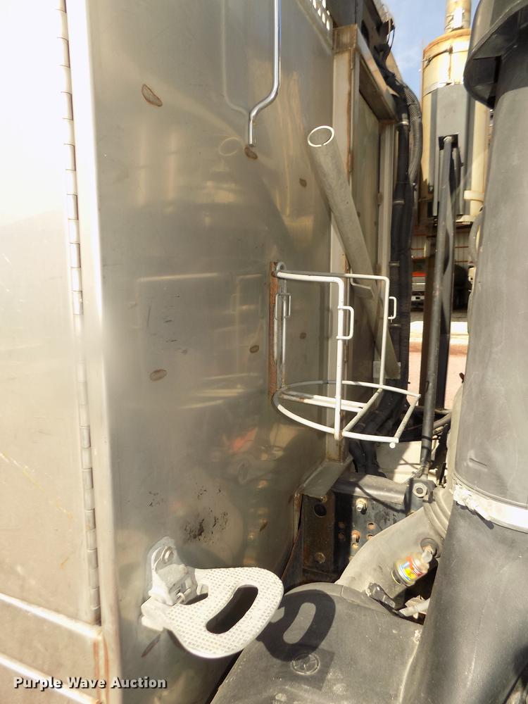 image for item DD2881 2004 GMC T7500 dump truck