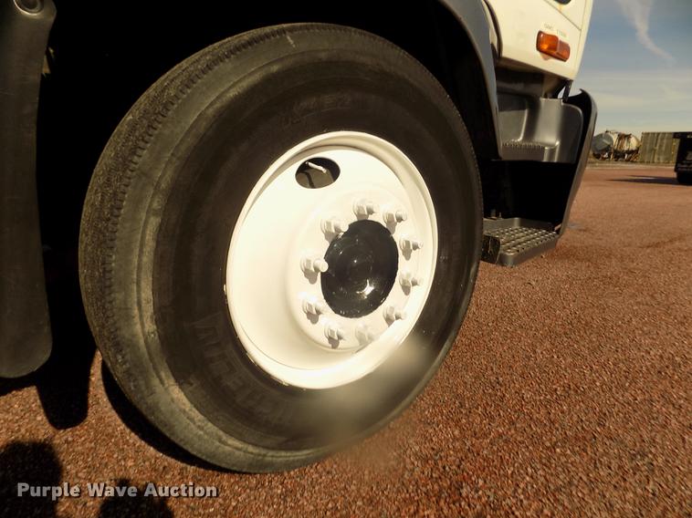 image for item DD2881 2004 GMC T7500 dump truck