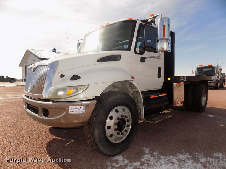 image for item DD2882 2003 International DuraStar 4300 flatbed truck
