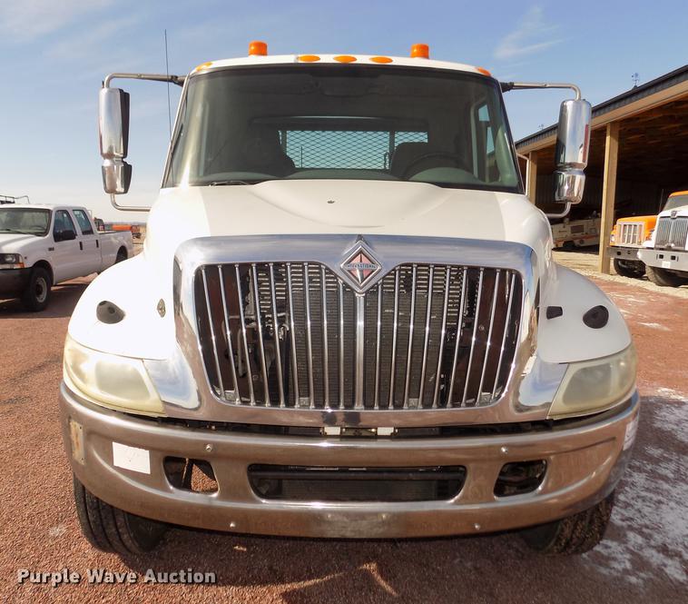 image for item DD2882 2003 International DuraStar 4300 flatbed truck