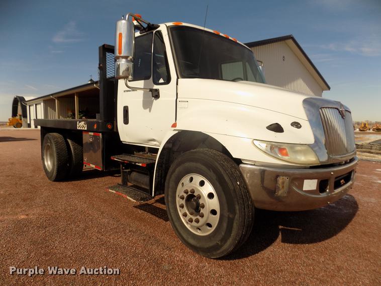 image for item DD2882 2003 International DuraStar 4300 flatbed truck