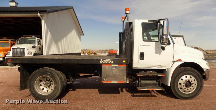 image for item DD2882 2003 International DuraStar 4300 flatbed truck