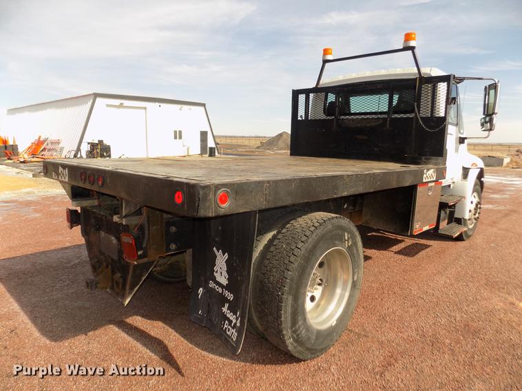 image for item DD2882 2003 International DuraStar 4300 flatbed truck