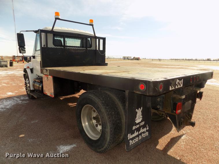 image for item DD2882 2003 International DuraStar 4300 flatbed truck