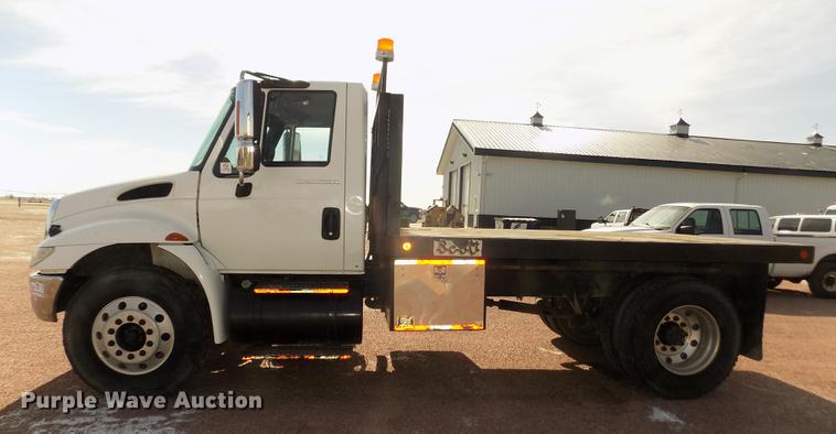 image for item DD2882 2003 International DuraStar 4300 flatbed truck