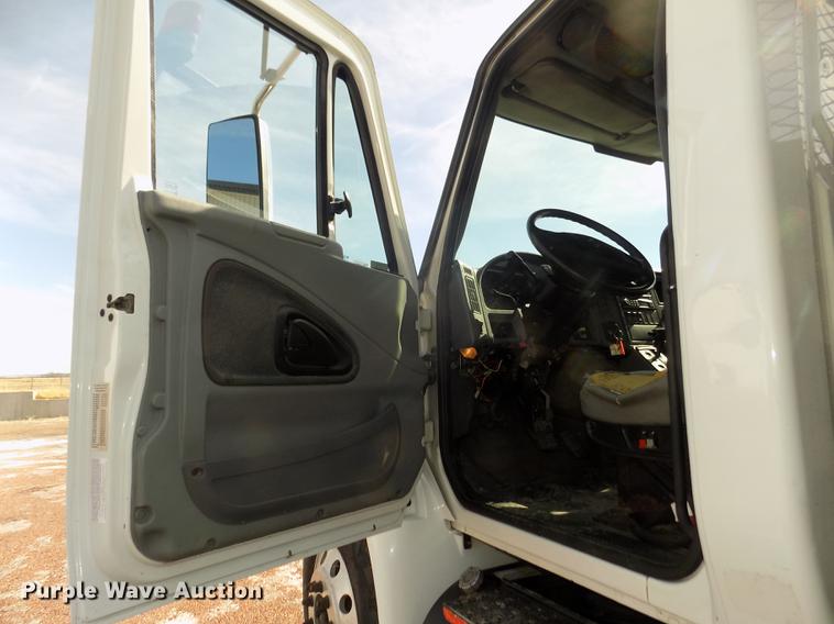 image for item DD2882 2003 International DuraStar 4300 flatbed truck