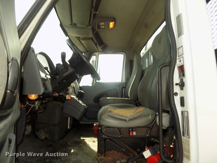 image for item DD2882 2003 International DuraStar 4300 flatbed truck