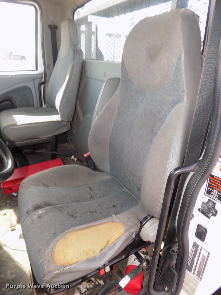 image for item DD2882 2003 International DuraStar 4300 flatbed truck