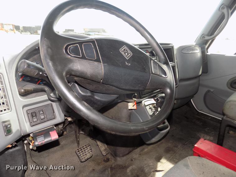 image for item DD2882 2003 International DuraStar 4300 flatbed truck