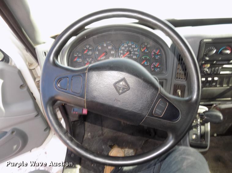 image for item DD2882 2003 International DuraStar 4300 flatbed truck