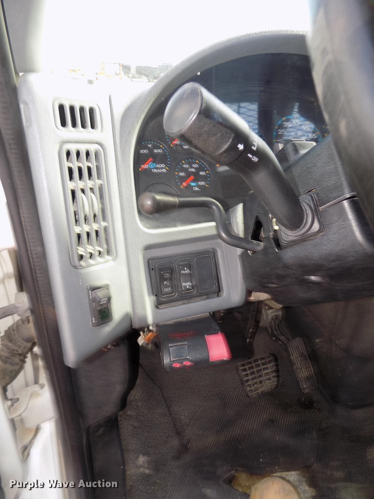 image for item DD2882 2003 International DuraStar 4300 flatbed truck