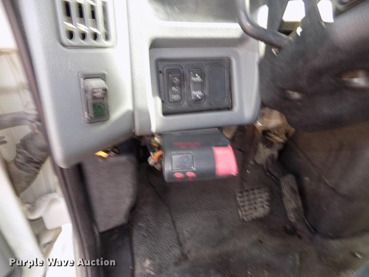 image for item DD2882 2003 International DuraStar 4300 flatbed truck