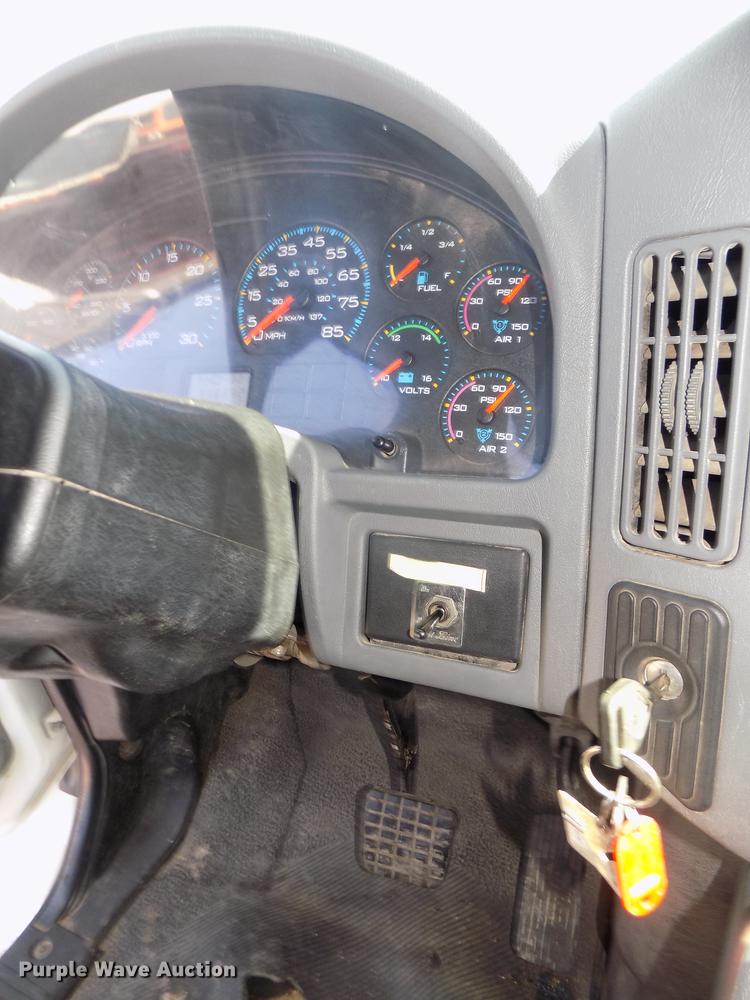 image for item DD2882 2003 International DuraStar 4300 flatbed truck