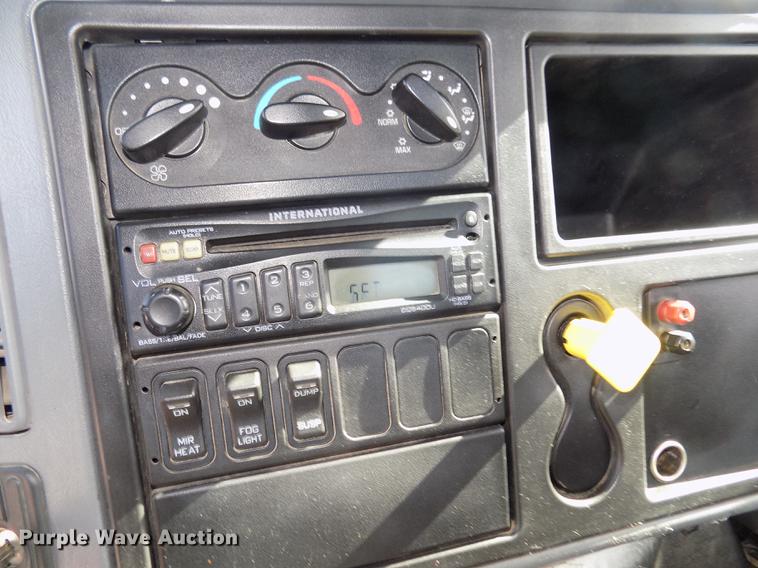 image for item DD2882 2003 International DuraStar 4300 flatbed truck