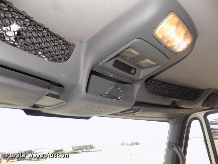 image for item DD2882 2003 International DuraStar 4300 flatbed truck