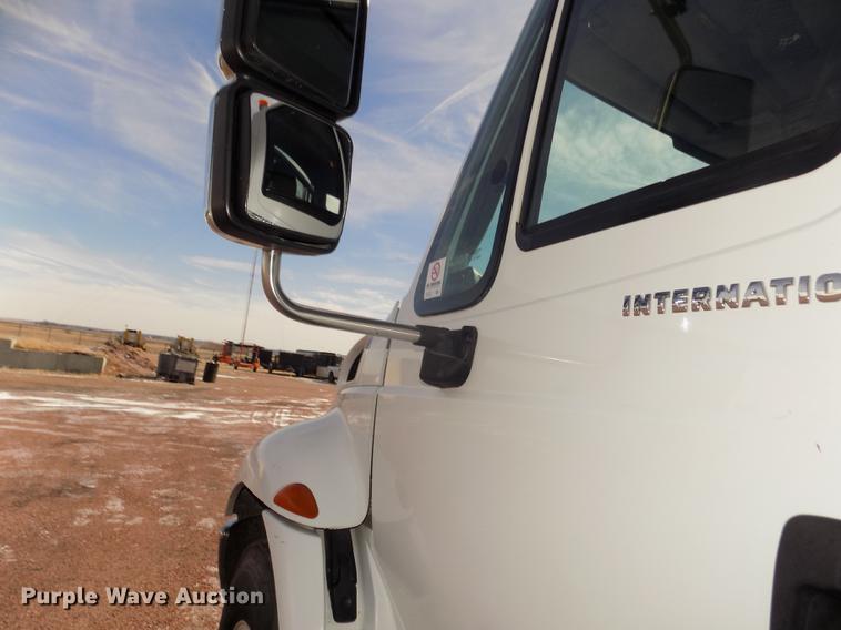 image for item DD2882 2003 International DuraStar 4300 flatbed truck