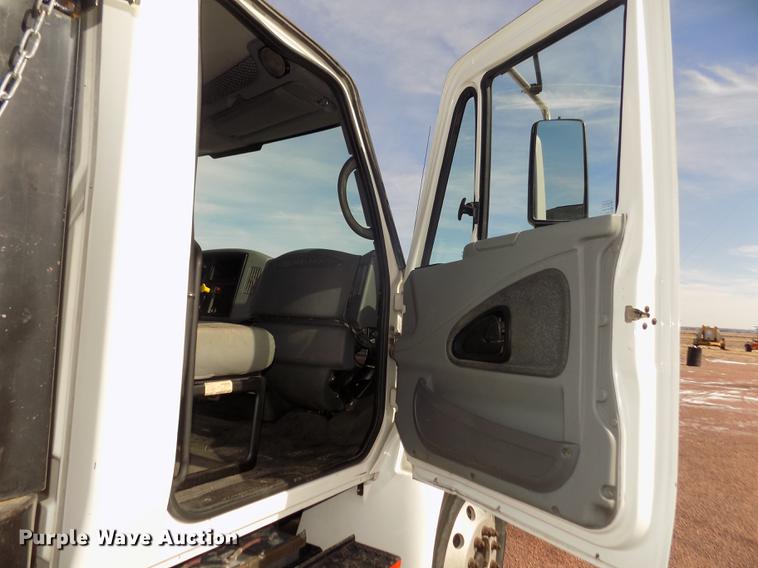 image for item DD2882 2003 International DuraStar 4300 flatbed truck