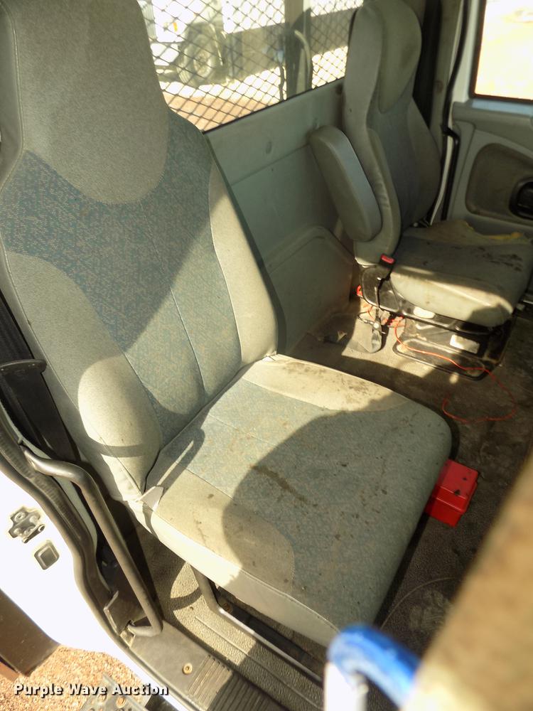 image for item DD2882 2003 International DuraStar 4300 flatbed truck