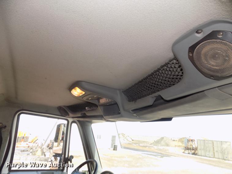 image for item DD2882 2003 International DuraStar 4300 flatbed truck