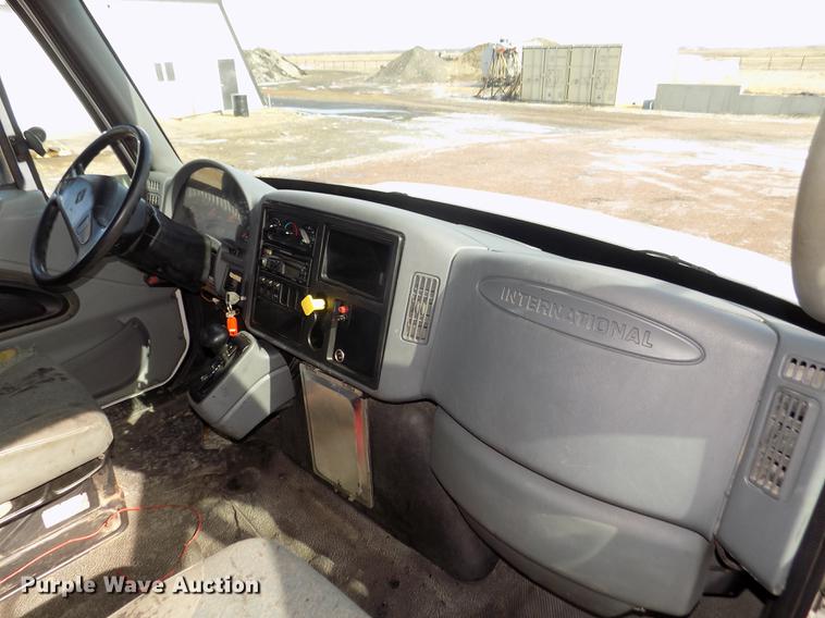 image for item DD2882 2003 International DuraStar 4300 flatbed truck