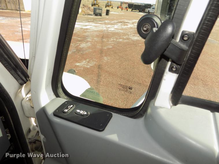 image for item DD2882 2003 International DuraStar 4300 flatbed truck