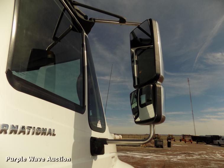 image for item DD2882 2003 International DuraStar 4300 flatbed truck