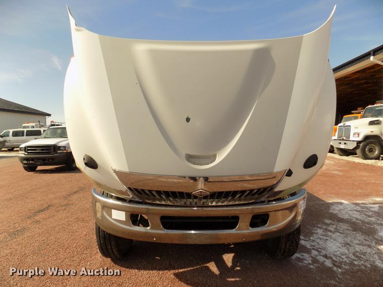 image for item DD2882 2003 International DuraStar 4300 flatbed truck