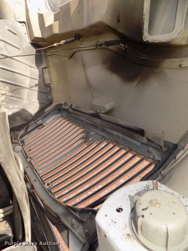 image for item DD2882 2003 International DuraStar 4300 flatbed truck