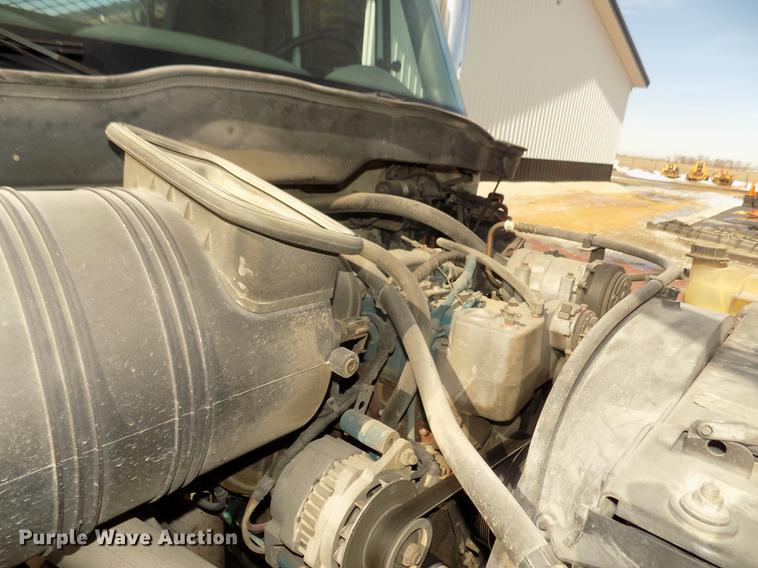 image for item DD2882 2003 International DuraStar 4300 flatbed truck