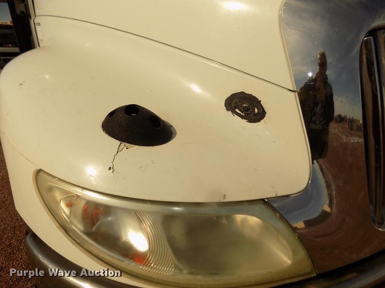 image for item DD2882 2003 International DuraStar 4300 flatbed truck