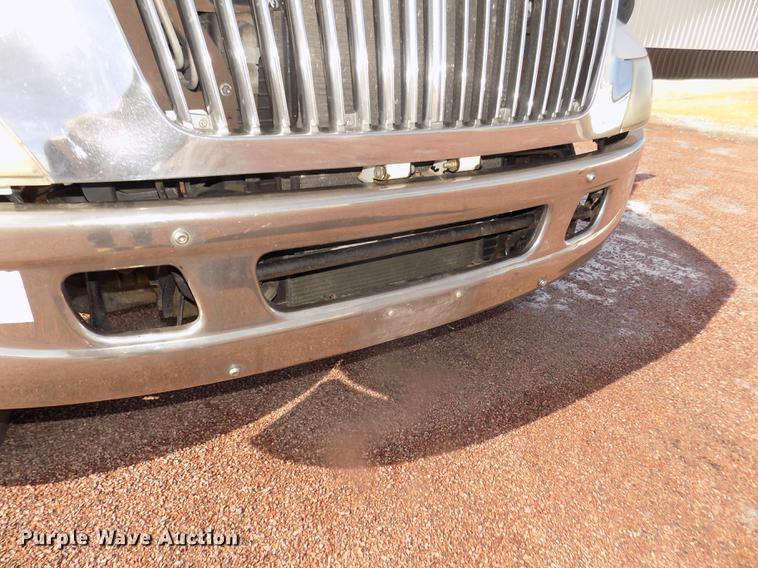 image for item DD2882 2003 International DuraStar 4300 flatbed truck