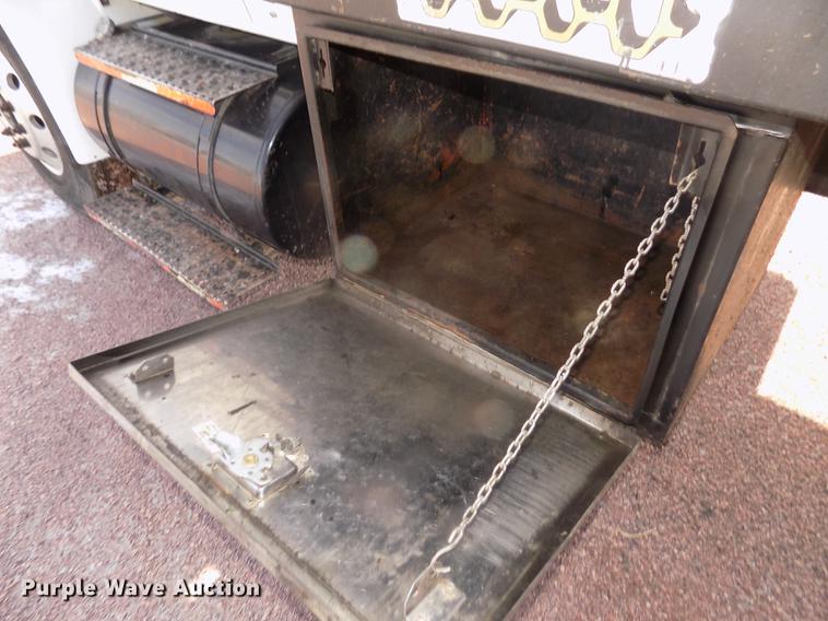 image for item DD2882 2003 International DuraStar 4300 flatbed truck