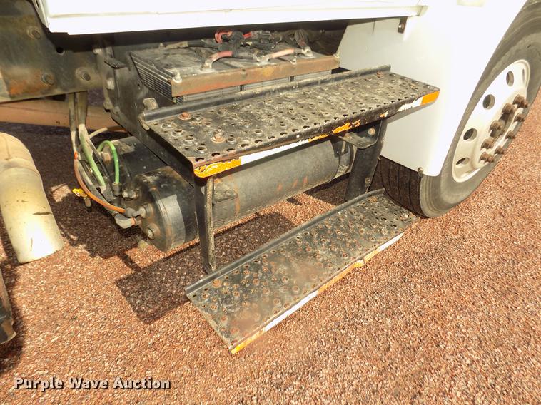 image for item DD2882 2003 International DuraStar 4300 flatbed truck